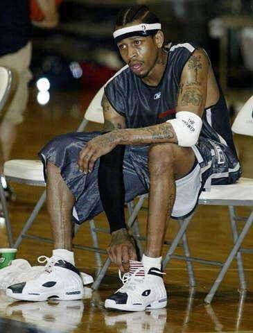 转而以三人 转而以三人